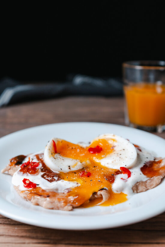 Fladenbrot mit Ei und Mango-Chutney