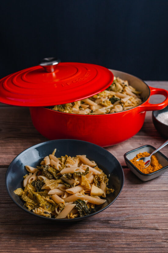 Pasta mit Wirz-Curry-Sauce