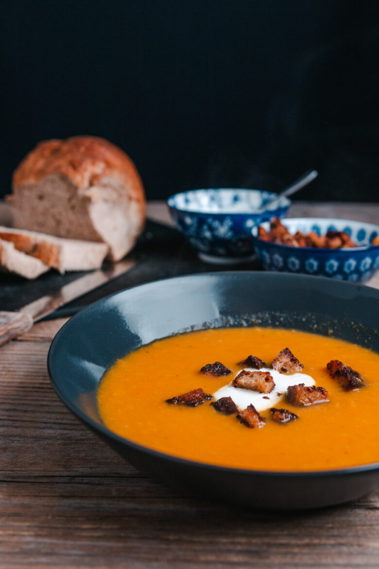 Karotten-Ingwer-Suppe mit Knoblauch-Croûtons