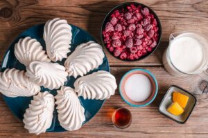 Meringue-Parfait auf Himbeercoulis
