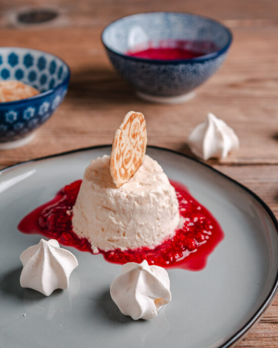 Meringue-Parfait auf Himbeercoulis