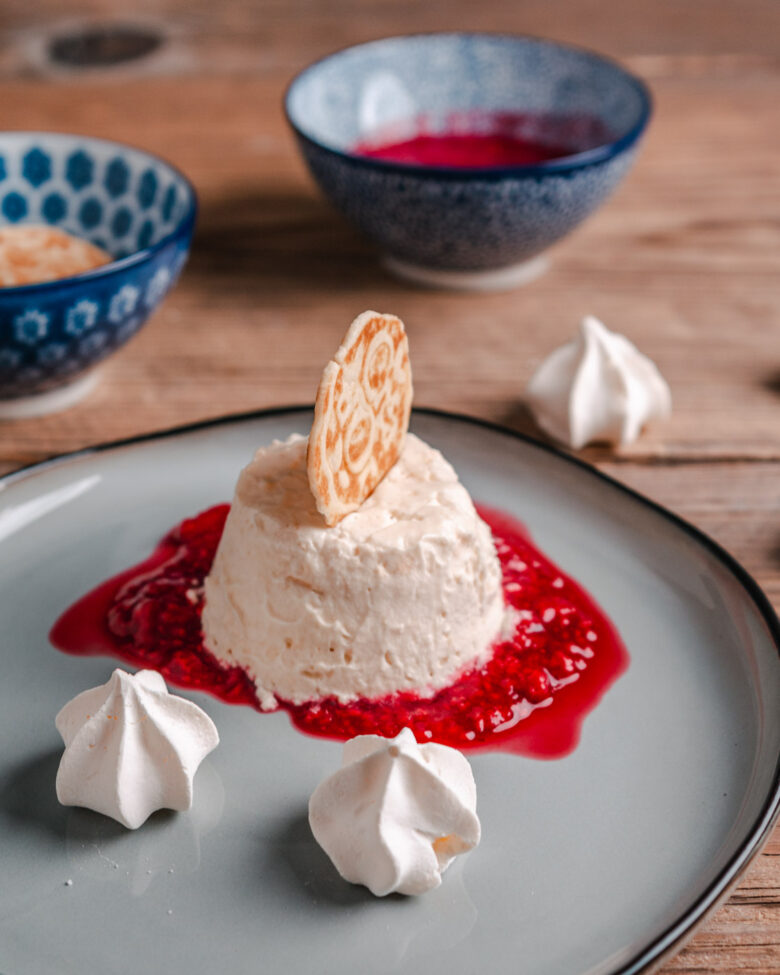 Meringue-Parfait auf Himbeercoulis