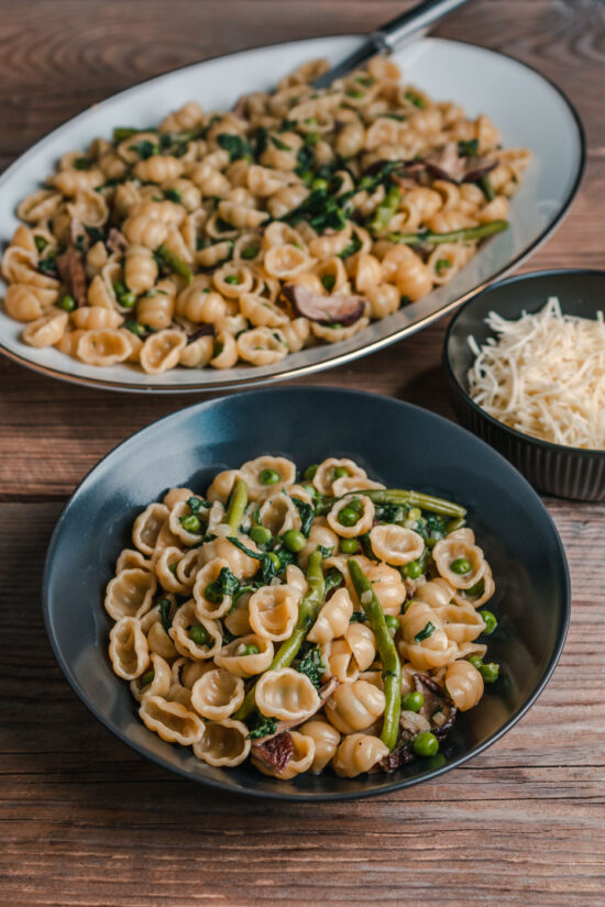 Pasta mit getrockneten Steinpilzen und Gemüse