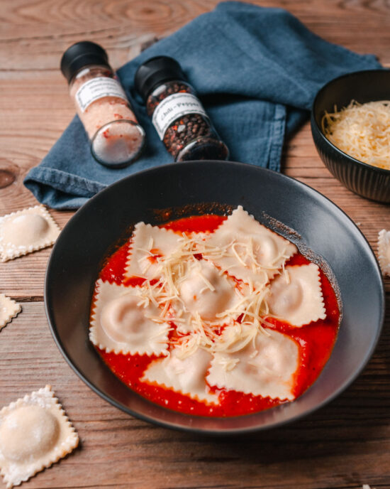 Ravioli mit Ricotta-Tomatenfüllung