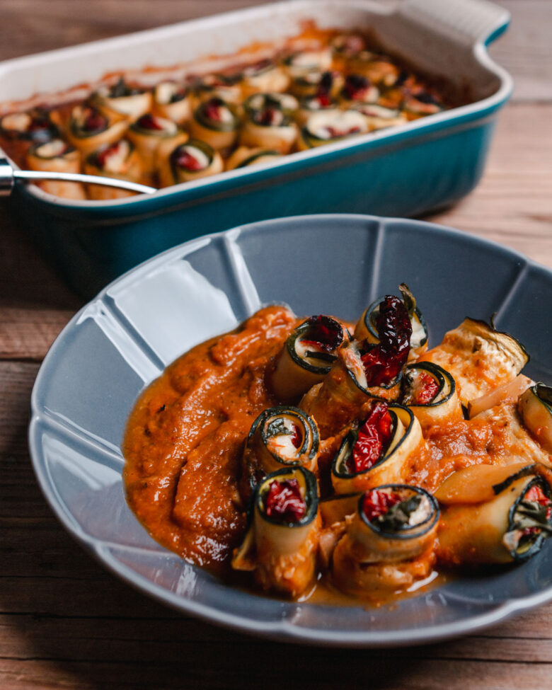 Zucchini-Rollen in Tomatensauce
