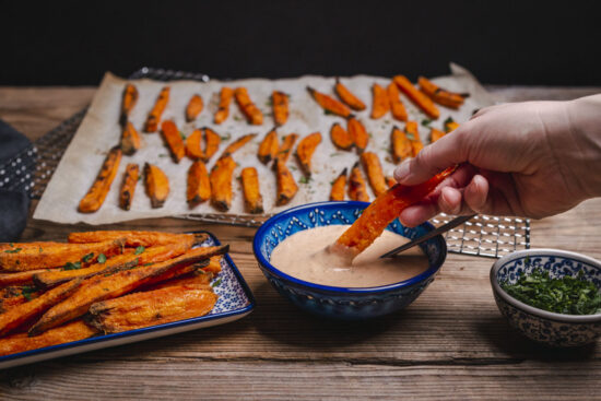 Süsskartoffel-Pommes mit Chipotle-Dipp