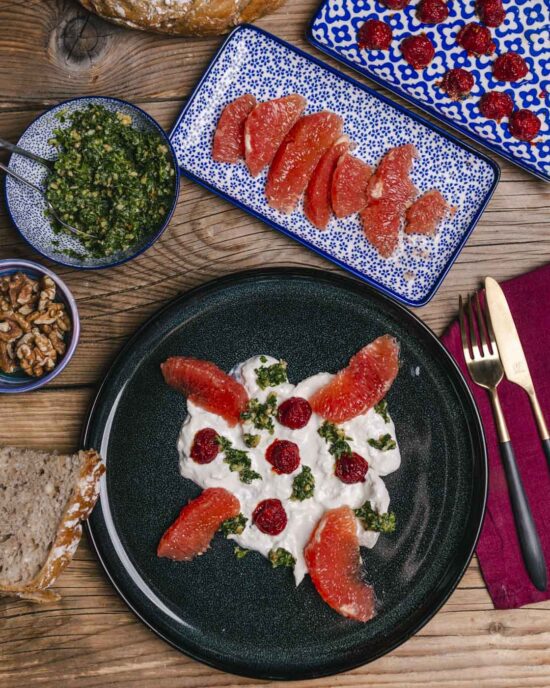 Burrata mit kandierten Tomaten und Grapefruit