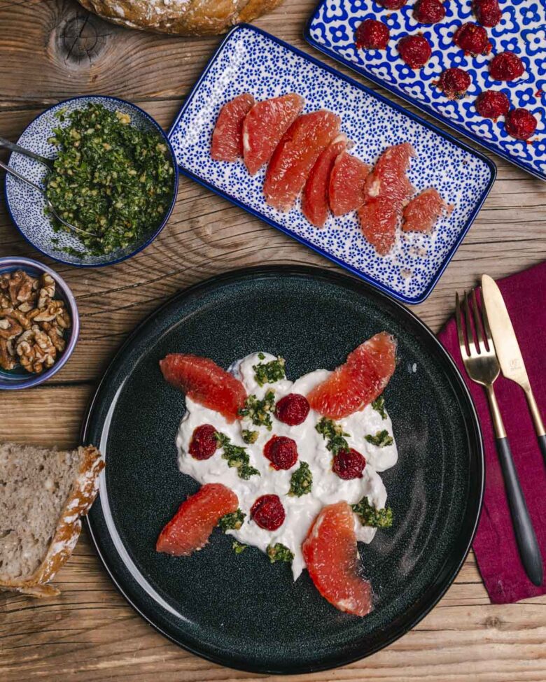Burrata mit kandierten Tomaten und Grapefruit