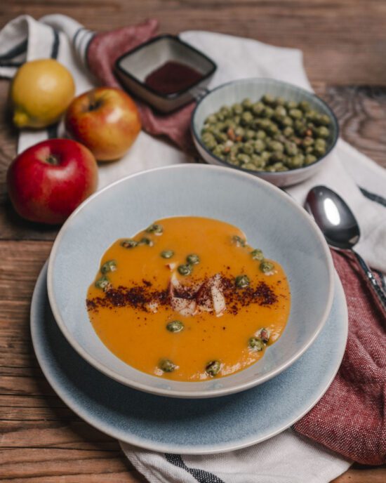 Süsskartoffel - Apfel - Suppe mit Wasabinüssen