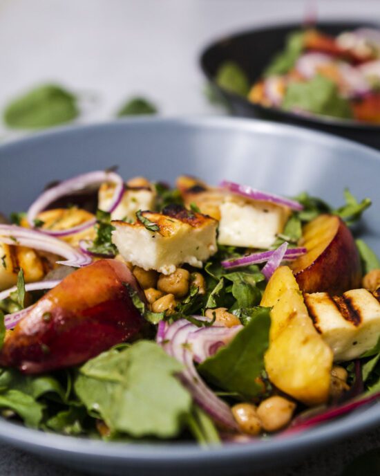 Salat mit Nektarien und Grillkäse
