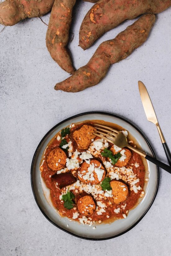 Süsskartoffeln mit Feta auf Tomatensauce