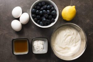 Gebackener Joghurt mit Heidelbeeren