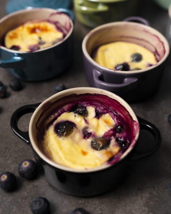 Gebackener Joghurt mit Heidelbeeren