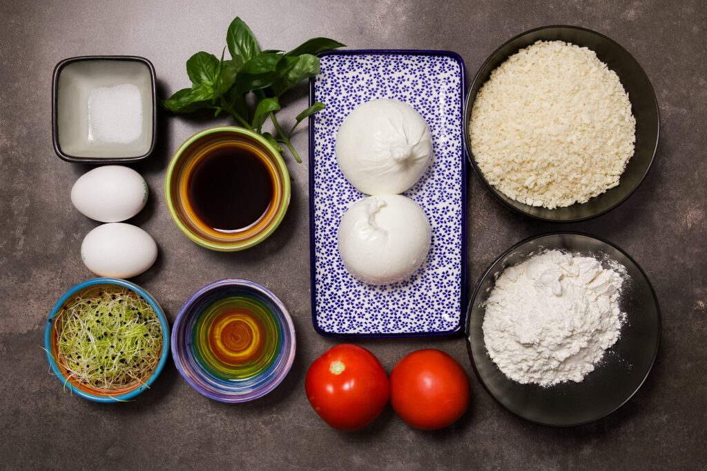 Panierter Burrata auf Tomatencarpaccio