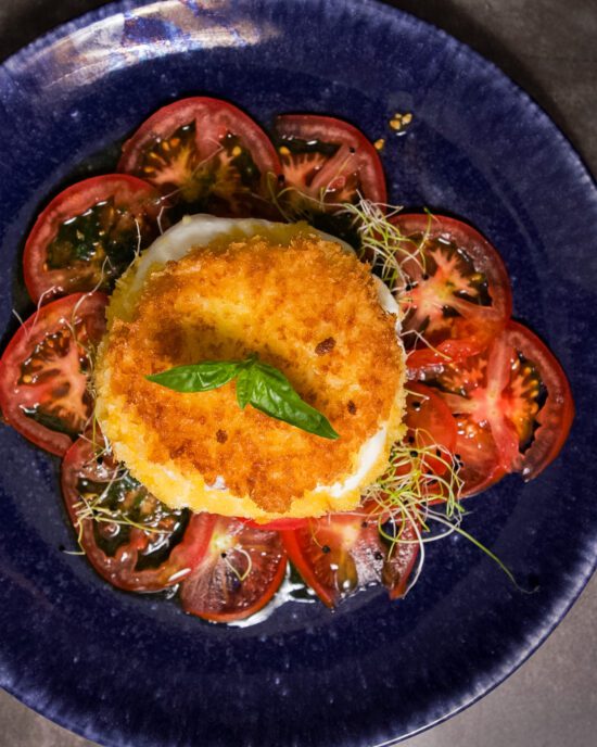 Panierter Burrata auf Tomatencarpaccio