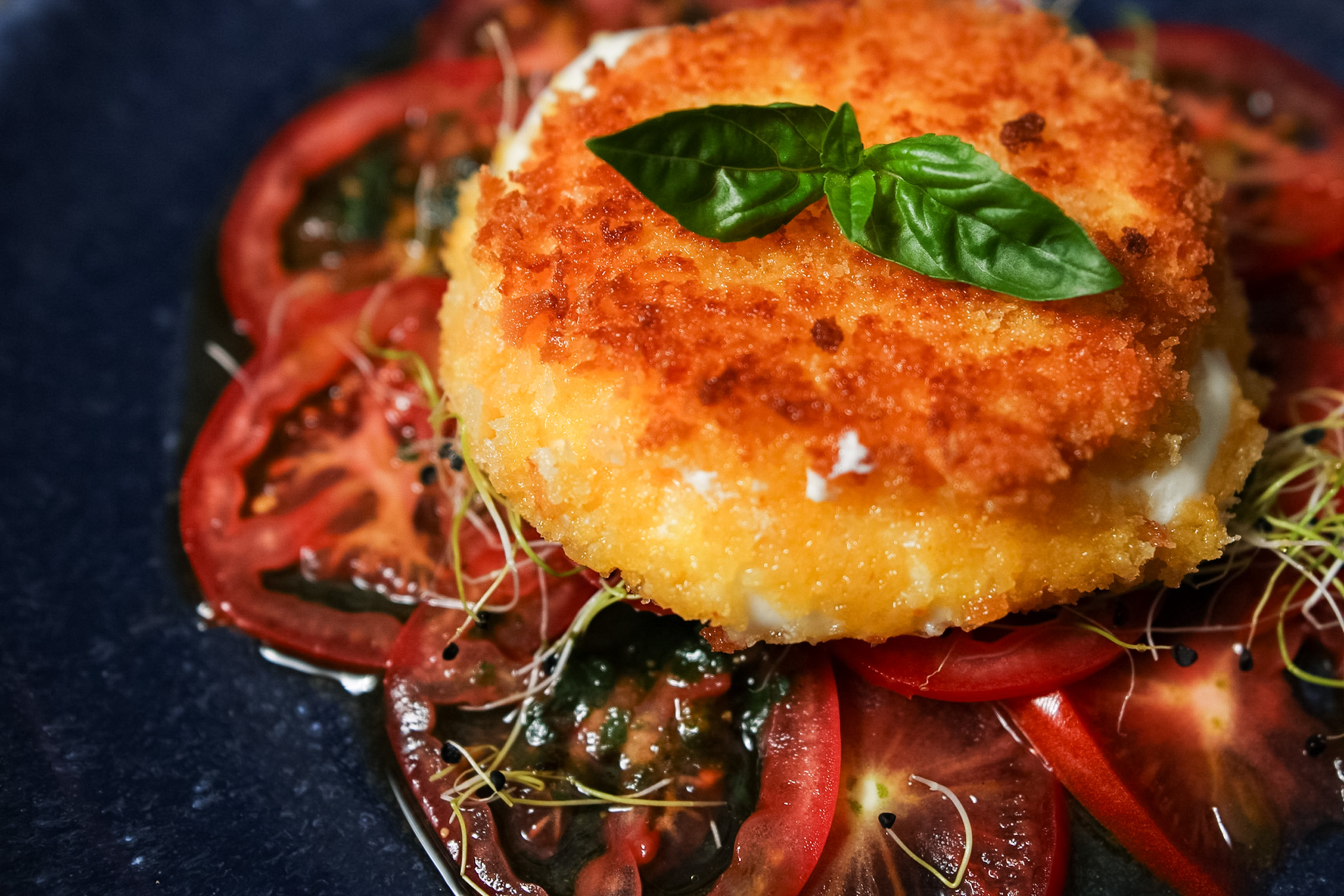 Panierter Burrata auf Tomatencarpaccio